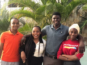 Outdoor portrait with friends in front of palm trees